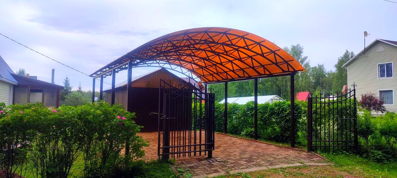 Двускатный навес с поликарбонатом для автомобиля