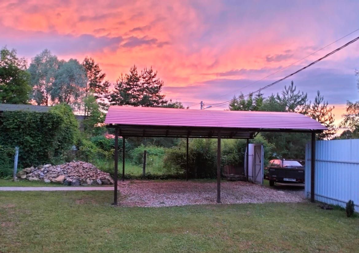 Двускатный навес с поликарбонатом для автомобиля