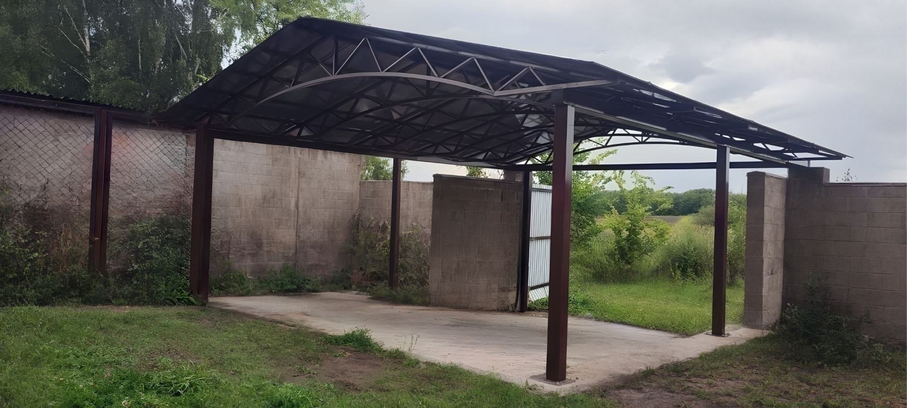 Полузакрытый навес с крышей из поликарбоната