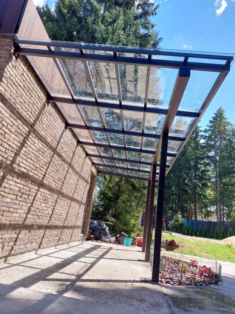 Односкатный навес-пристрой к дому из монолитного поликарбоната Арочный автонавес для дачи